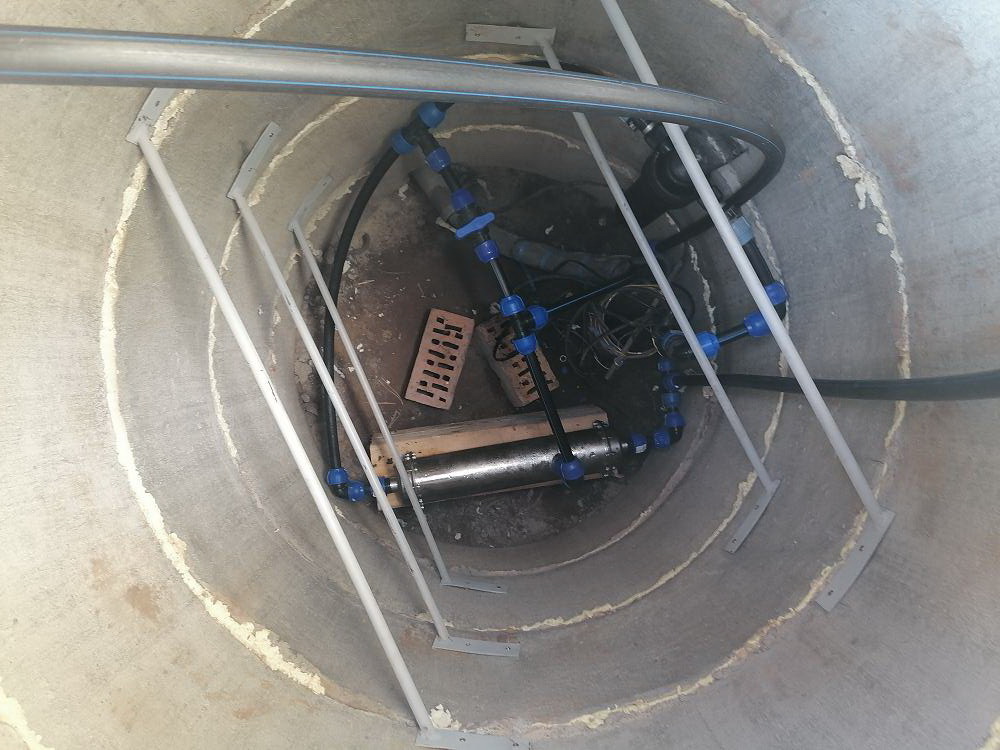 Фильтр Акварис расположен в кессоне скважины из бетонных колец